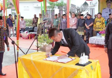 Bupati Rohil Lantik Sekcam dan Tim Penggerak PKK Bangko Pusako