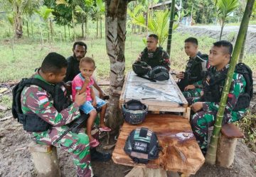 Satgas Pamtas RI – PNG Yonif 132/Bima Sakti Melaksanakan Anjangsana ke Desa Adat Uskuar