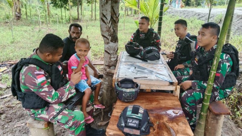 Satgas Pamtas RI – PNG Yonif 132/Bima Sakti Melaksanakan Anjangsana ke Desa Adat Uskuar