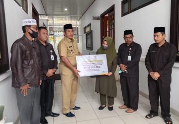 Bupati Alfedri Serahkan Biaya Perobatan kepada Ammar Penderita Gagal Hati Warga Teluk Mesjid