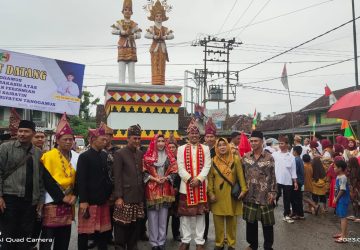 Bupati Tanggamus Resmikan Tugu Pengantin Saibatin Kecamatan Bulok