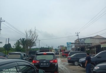 Jalan Lintas Pekanbaru-Taluk Kuantan Macet