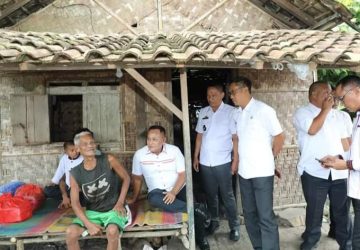 Bupati Lamsel Kembali Bedah Rumah Warga Desa Hara Banjar Manis Kalianda