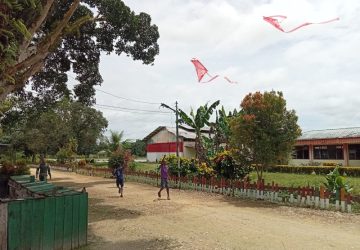 Satgas Yonif 132/BS Ajarkan Anak-Anak Membuat Layang-Layang Sendiri