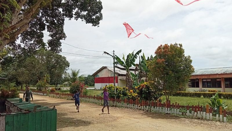Satgas Yonif 132/BS Ajarkan Anak-Anak Membuat Layang-Layang Sendiri