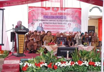 Ketua TP PKK Lamsel Hadiri Penilaian Lomba Desa di Kecamatan Palas