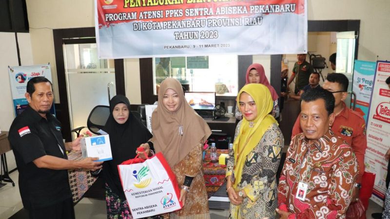 Wakili Pj Walikota Pekanbaru, Kadinsos Salurkan Bantuan Atensi Senilai Ratusan Juta