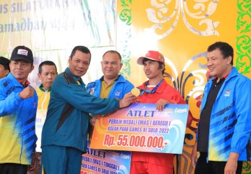 Pj Wali Kota Serahkan Bonus kepada 417 Atlet Berprestasi