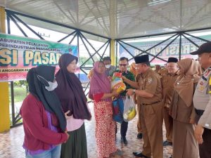 Tekan Laju Inflasi, Pemkab Pelalawan Laksanakan Operasi Pasar di 6 Titik Kecamatan