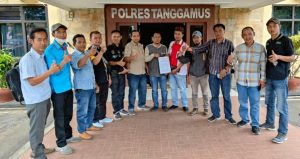 Didampingi Insan Pers dan LSM, Sumantri Korban Penganiayaan Resmi Melaporkan Kepala Pekon ke Polres Tanggamus