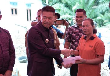 Bupati dan Wabup Rohil Berikan Bantuan Korban Rumah Kebakaran di Balam Sempurna Kota
