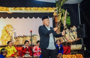 Nonton Wayang Semalem Suntuk, Bupati Nanang Ermanto Ikuti Rangkaian HUT Desa Sumber Agung Ke-49