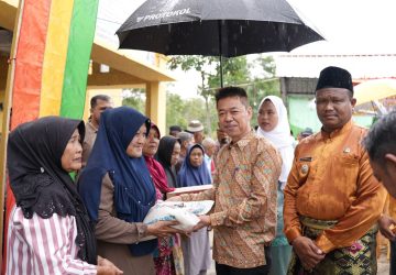 Jemput Bola, Bupati Rohil Pantau Perekaman e-KTP di Tanjung Medan