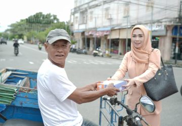 Darma Wanita Persatuan Diskominfotiks Rohil Gelar Baksos Dengan Membagikan Sembako dan Makanan