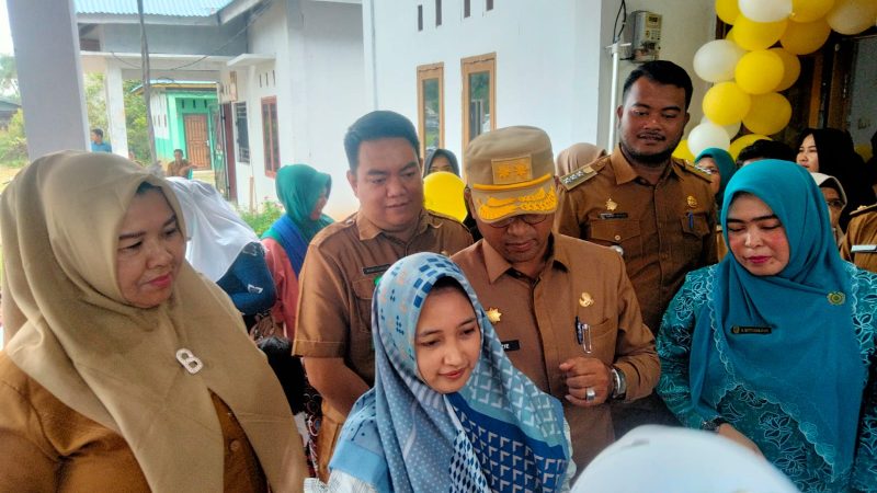 Sekda Rohil Buka Launching Crash Polio di Kepenghuluan Paret Aman