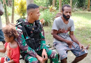 Satgas Pamtas RI-PNG Yonif 132/BS Mengunjungi Kp.Uskuar Untuk Menyapa Masyarakat