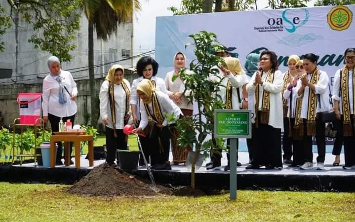 Ketua TP PKK Lamsel Hadiri Kegiatan Penanaman Pohon Bersama Ibu Negara RI