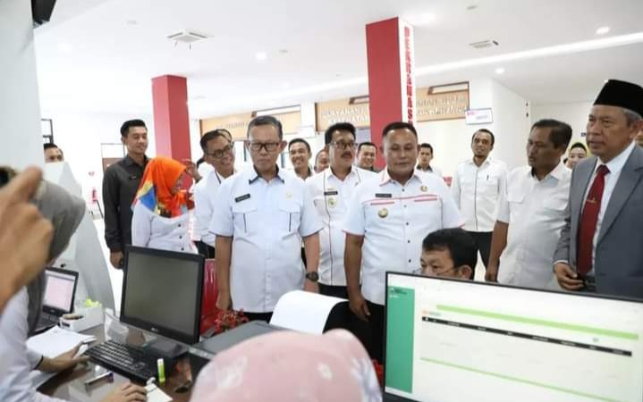 Kunker ke Kab. Lamsel, Sekdaprov Lampung Bayar Pajak di MPP hingga Nikmati Keindahan Kebun Edukasi