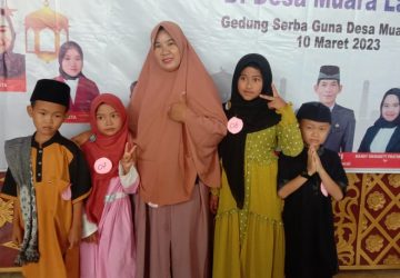 Mahasiwa KKN STEBIS Muara Enim Serahkan Hadiah Juara Il Lomba Baju Muslim Tingkat SD
