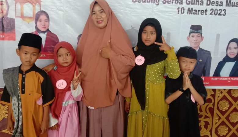 Mahasiwa KKN STEBIS Muara Enim Serahkan Hadiah Juara Il Lomba Baju Muslim Tingkat SD