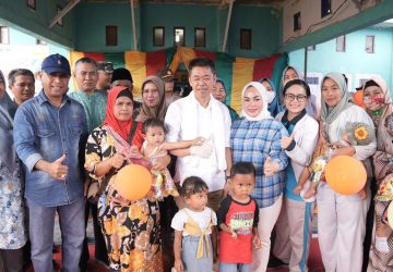 Berkunjung ke Pekaitan, Bupati Rohil Tinjau Pelaksanaan Imunisasi Polio dan Serahkan Bantuan Sembako