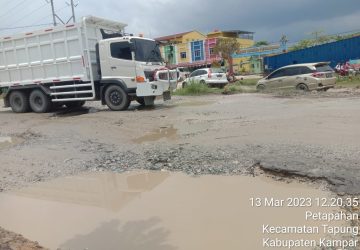 Genangan Air di Jalan Lintas Petapahan Tapung  Sangat Memprihatinkan