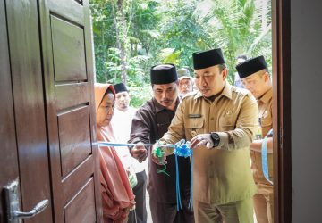 Wabup Husni Serahkan Satu Unit RLH Kepada Warga Paluh