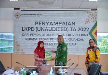 Bupati Kampar Pj Serahkan LKPD Kampar 2022 ke BPK Riau