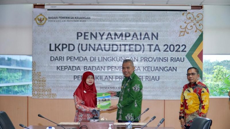 Bupati Kampar Pj Serahkan LKPD Kampar 2022 ke BPK Riau