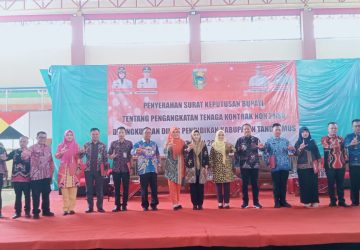 Bupati Tanggamus, Serahkan SK Tenaga Kontrak Non PNSD 1455 Orang