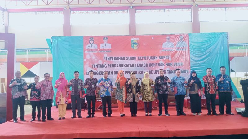 Bupati Tanggamus, Serahkan SK Tenaga Kontrak Non PNSD 1455 Orang
