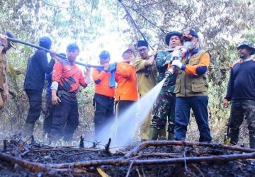 Wabup Bagus Santoso Bersama Forkopimda dan Masyarakat Berjibaku Padamkan Kebakaran Hutan dan Lahan di Bengkalis