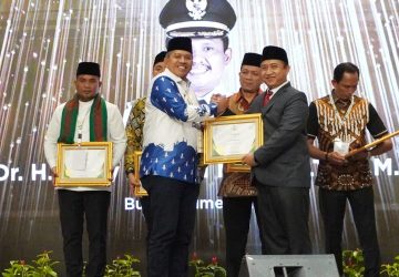 Dukung Pengelolaan Zakat, Bupati Alfedri Raih Penghargaan Pada BAZNAS Award 2023