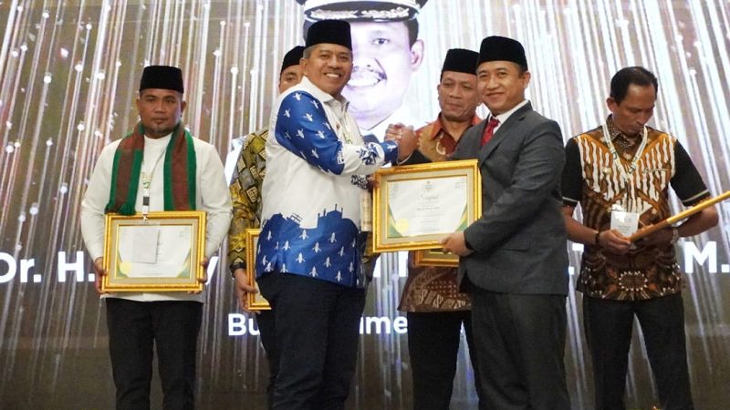 Dukung Pengelolaan Zakat, Bupati Alfedri Raih Penghargaan Pada BAZNAS Award 2023