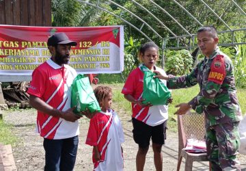 Prajurit Jaladara Satgas Yonif 132/BS Menyalurkan Bantuan Sembako dan Baju dari Kemensos RI Kepada Masyarakat Perbatasan Papua