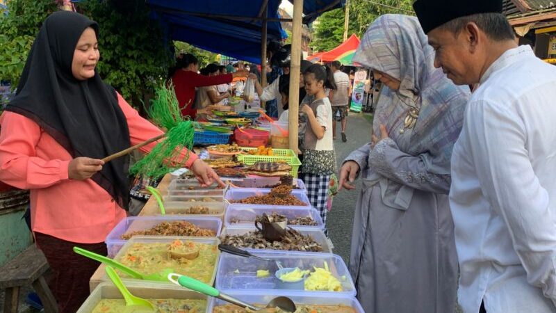 Hari Pertama Ramdhan, Bupati Wajo Kunjungi Pasar Kuliner Ramadhan