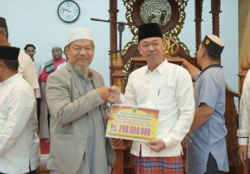 Safari Ramadhan Perdana di Masjid Agung Al-ikhlas Bagansiapiapi, Bupati Rohil Serahkan Bantuan Kepada 25 Masjid dan Musholla