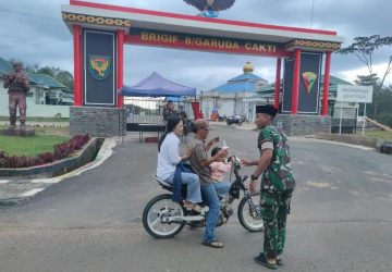 Bulan Suci Ramadhan Brigif 8/GC Bagikan Takjil Buka Puasa