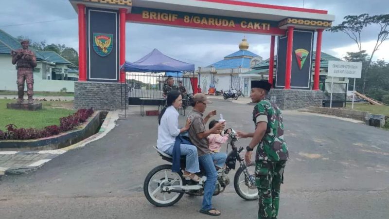 Bulan Suci Ramadhan Brigif 8/GC Bagikan Takjil Buka Puasa