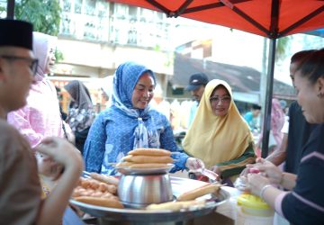 Jelang Berbuka Puasa, Tim Penggerak PKK Kabupaten Rohil Bagikan Ratusan Takjil Kepada Masyarakat Bagansiapiapi