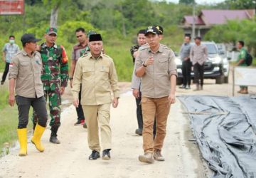 Pj Bupati Apriyadi Tinjau Langsung Perbaikan Jalan Rusak di Jirak Jaya