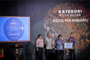 Kerja Keras Pj Walikota Pekanbaru Muflihun, Berbuah Manis Terima Sertifikat Adipura dari Menteri LHK RI