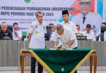 Ikuti Musrenbang RKPD Provinsi Riau, Pj. Bupati Kampar Tanda Tangani Berita Acara