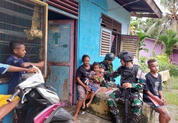 Tingkatkan Semangat Belajar Anak-anak Perbatasan, Satgas Yonif 132/BS Bagikan Buku Tulis