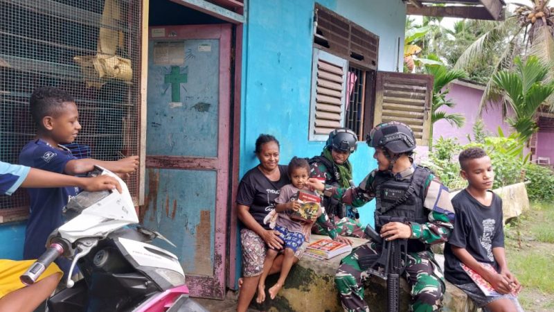 Tingkatkan Semangat Belajar Anak-anak Perbatasan, Satgas Yonif 132/BS Bagikan Buku Tulis