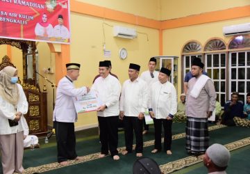 Wabup Dampingi Safari Ramadhan Gubernur Riau di Desa Air Kulim