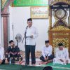 Safari Ramadhan ke Masjid At-Taufiq Desa Lubuk Sakai, Pj. Bupati Kampar Serahkan Tiga Ambulance Untuk Tiga Desa