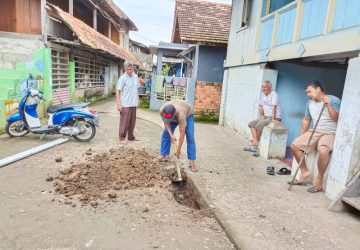 Cepat Tanggap Keluhan Warga PDAM Lematang Enim Penyambungan Pipa 2 Inc di Dusun 4 Desa Karang Raja
