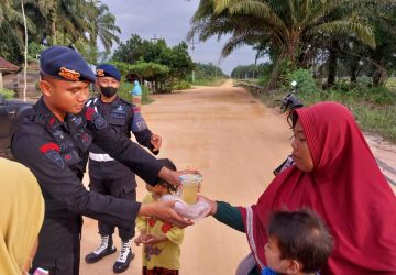 Personel Batalyon B Pelopor Satuan Brimob Polda Riau Berbagi Takjil di Bulan Suci Ramadhan 1444 H