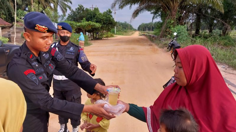 Personel Batalyon B Pelopor Satuan Brimob Polda Riau Berbagi Takjil di Bulan Suci Ramadhan 1444 H